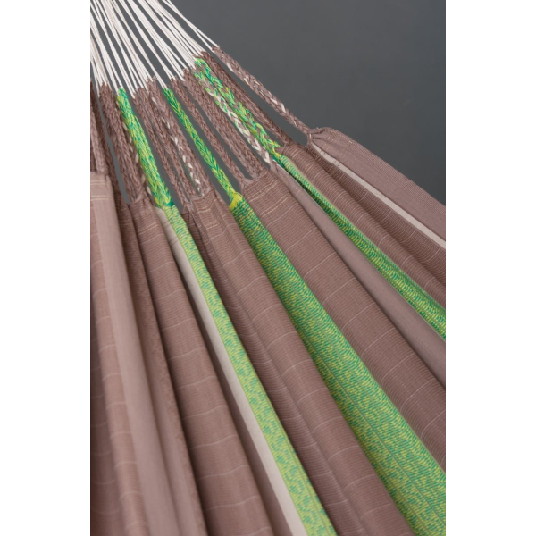 druzinska-viseca-mreza-flora-chocolate-731-2 obljublja maksimalni počitek.