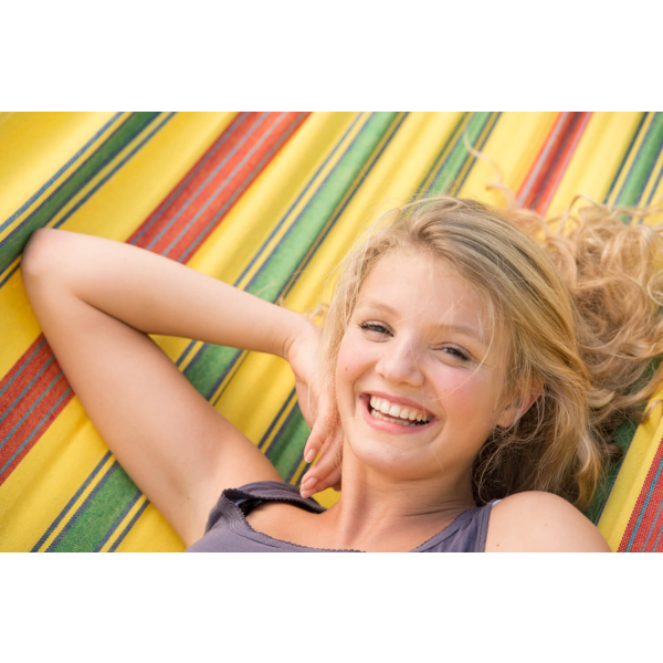 dvojna-zunanja-viseca-mreza-s-palicami-aruba-vanilla-2455-1 ki omogoča brezskrbno uporabo mreže zunaj. Viseča mreža pride tudi v zelo priročni