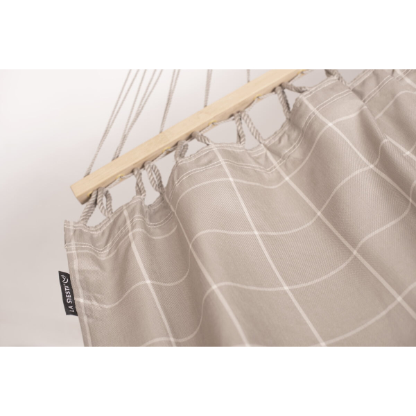 dvojna-zunanja-viseca-mreza-z-robnimi-palicami-alisio-almond-4167-1 ki je narejena iz izboljšanega blaga. Viseča mreža je odporna na vse vremenske razmere.