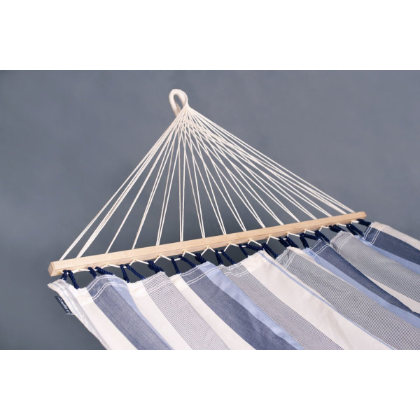 dvojna-zunanja-viseca-mreza-z-robnimi-palicami-alisio-sea-salt-4324-1 ki je narejena iz izboljšanega blaga. Viseča mreža je odporna na vse vremenske razmere.