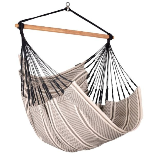 Viseči stol iz organsko pridelanega bombaža. Obesite ga v dnevni sobi ali na terasi in si ustvarite svoj kotiček za sprostitev. Dolga bombažna vlakna