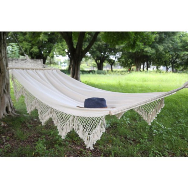 gugalna-mreza-mq-cain-200x100-cm-bez-nosilnost-do-100-kg-3305963-1 v bež barvi z resicami. Mere (š/d): 100x200 cm.Material: POLI-BOMBAŽ 300 g.Maksimalna nosilnost 100 kg.