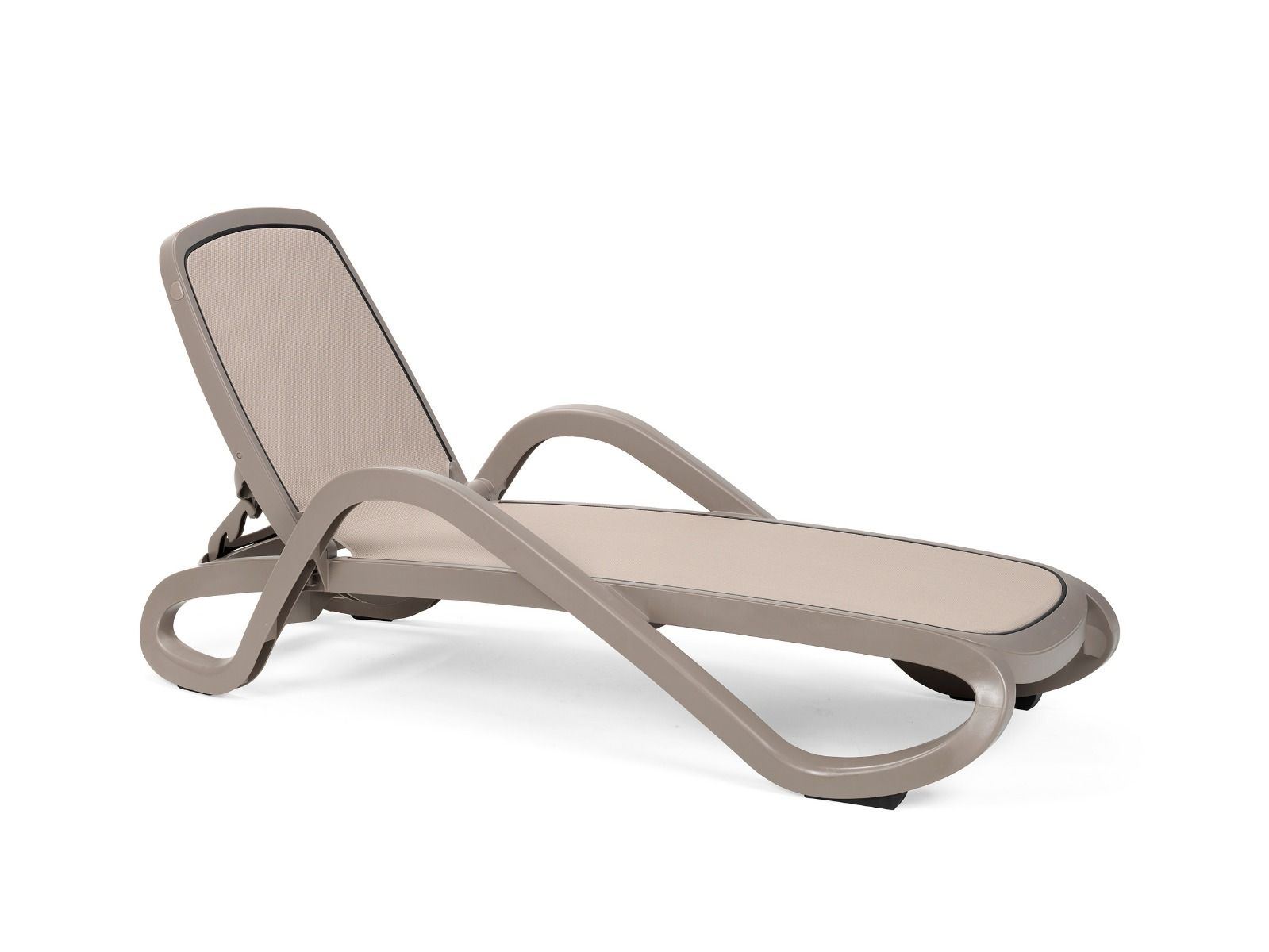 Ležalnik ALFA - TORTORA Ležalniki ALFA v TORTORA (rjavi) barvi vrhunskega proizvajalca vrtnega pohištva NARDI. Prelep in kvaliteten kos pohištva za oddih na vrtu ali terasi.