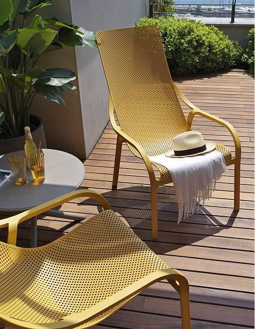Set NET LOUNGE senape + SPRITZ tortora Vrtni set NARDI NET LOUNGE za opremo vaše terase. Set sestavljata dva vrtna počivalnika v rumeni barvi in mizica SPRITZ v rjavi barvi.