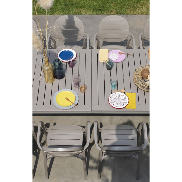 vrtna-garnitura-alloro-210-8x-stol-palma-tortorabianco-nardi-312827-2 priznanega proizvajalca NARDI. Garnitura je sestavljena iz vrtne mize Alloro