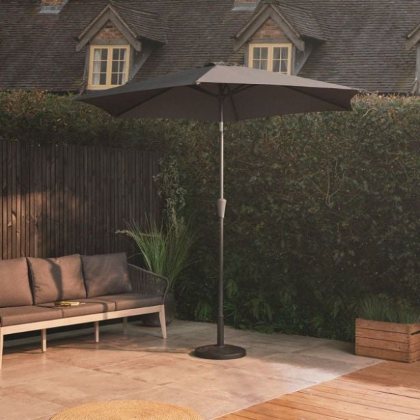 sencnik-vonhaus-crn-2-7m-3432877-1 7M senčnik je vrhunska izbira za ustvarjanje sence na terasi. S premerom 2.7m nudi veliko zaščite pred soncem. Zaradi nagibnega vrha ga lahko