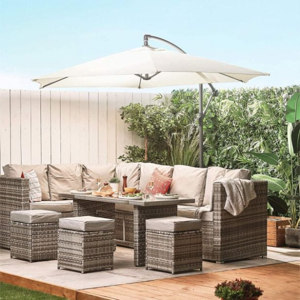 sencnik-vonhaus-ivory-3m-3432824-2 dusi UV30+ zaščito. Ima močan jekleni