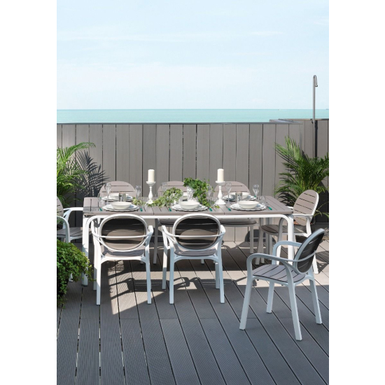 za vrtne garniture po vaših željah. Miza je v mediteranski bela/tortora barvni kombinaciji.