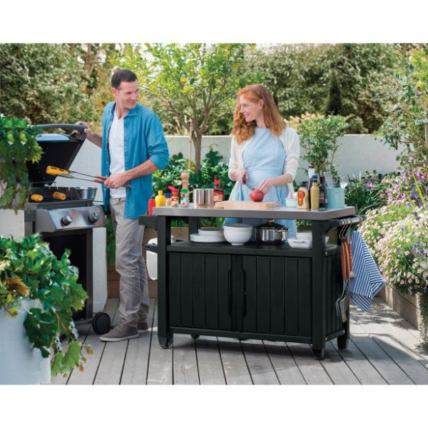keter-mobilni-pult-miza-za-zunanjo-kuhinjo-na-terasi-in-vrtu-207-l-2947065-1 opremljena s funkcionalnim pultom iz nerjavečega jekla in priročnim ročajem