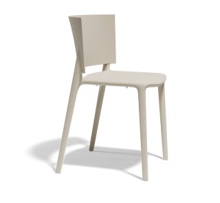 Vondom Africa chair je še en dragocen kos iz kolekcije Africa, ki jo je ustvaril svetovno priznani oblikovalec Eugeni Quitllet. S svojo minimalistično, čisto obliko in tekočimi linijami Africa chair izraža prefinjeno lepoto preprostosti.
