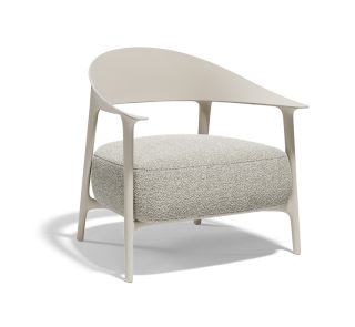 Vondom Africa lounge chair je še en vrhunski izdelek priznane kolekcije Africa, ki jo je ustvaril nagrajeni oblikovalec Eugeni Quitllet. Njegova oblikovalska filozofija temelji na elegantni preprostosti, ergonomiji in brezčasni estetiki.