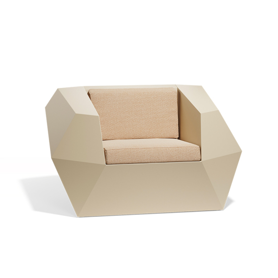 Vondom Faz lounge chair je del prestižne kolekcije Faz, ki jo je zasnoval priznani arhitekt Ramón Esteve. Ta izjemni naslanjač uteleša njegovo vizijo oblikovanja, kjer so čistost linij, sodobna estetika in naravna geometrija v popolnem ravnotežju.