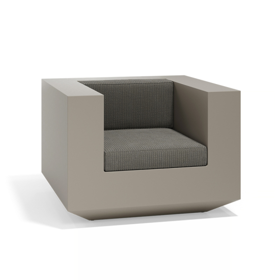 Vela lounge chair podjetja Vondom je oblikovalski naslanjač, zasnovan za brezhiben prehod med notranjimi in zunanjimi ambienti.