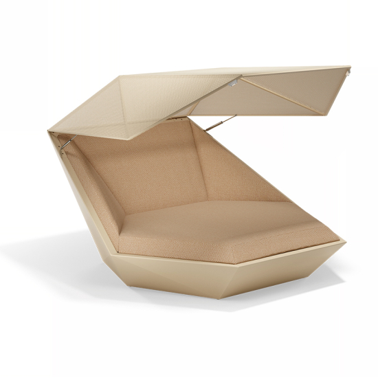 Vondom Faz daybed je sodobno zasnovan ležalnik